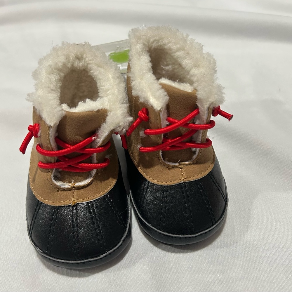 Carters baby snow boots size 1 NWT 0-3 months